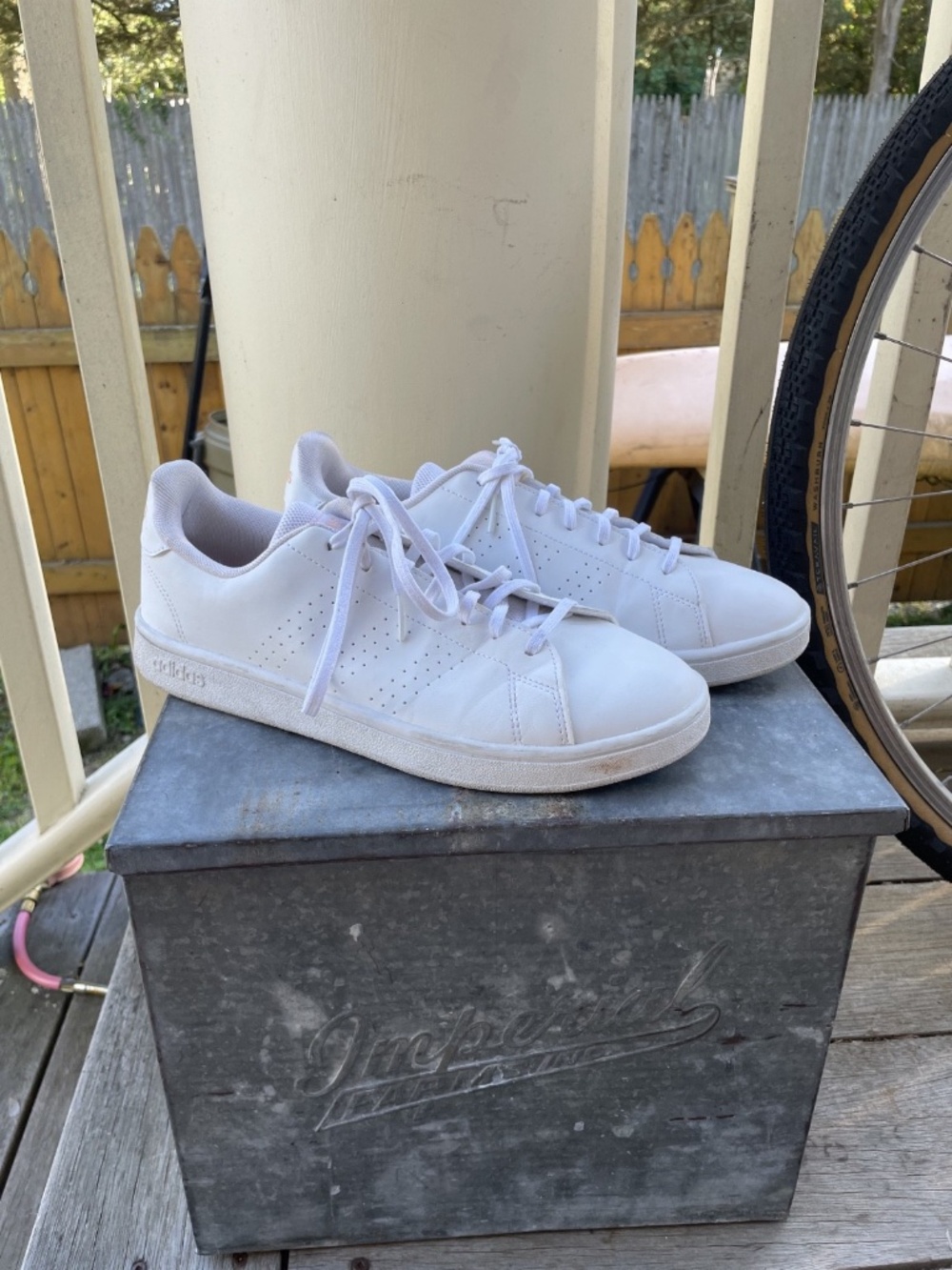 Women's Adidas Advantage white tennis-inspired Sneakers Size 10 - Picture 3 of 5